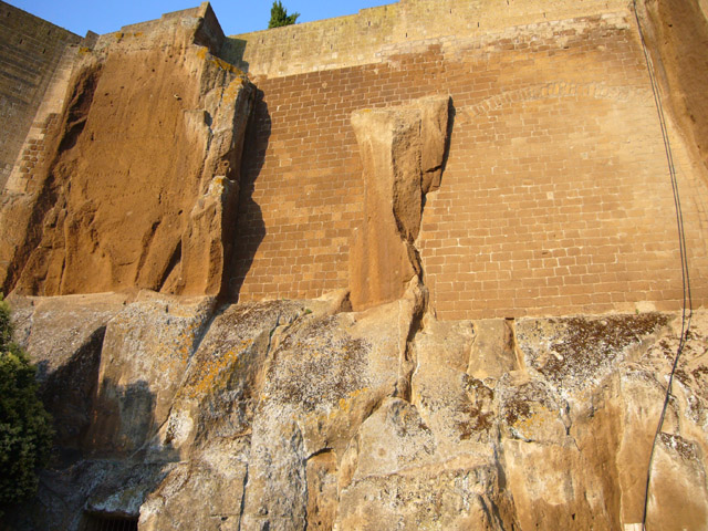 0700_Rocks_Wall_Orvieto